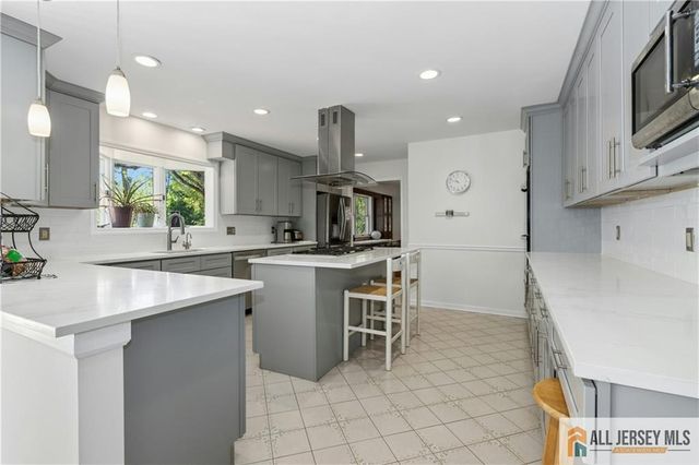 60 Evergreen Lane, Watchung, NJ 07069