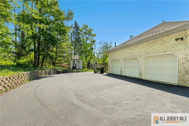60 Evergreen Lane, Watchung, NJ 07069