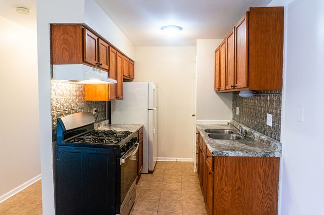720 Hill Drive 304, Hoffman Estates, IL 60192