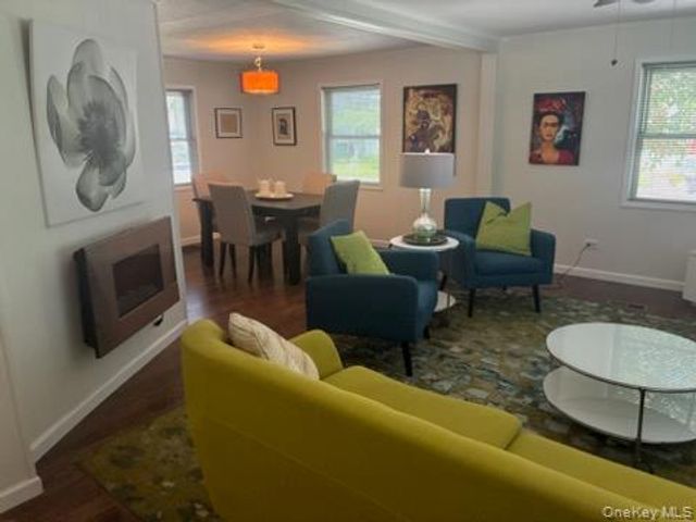 1661 Old Country Road 17, Riverhead, NY 11901