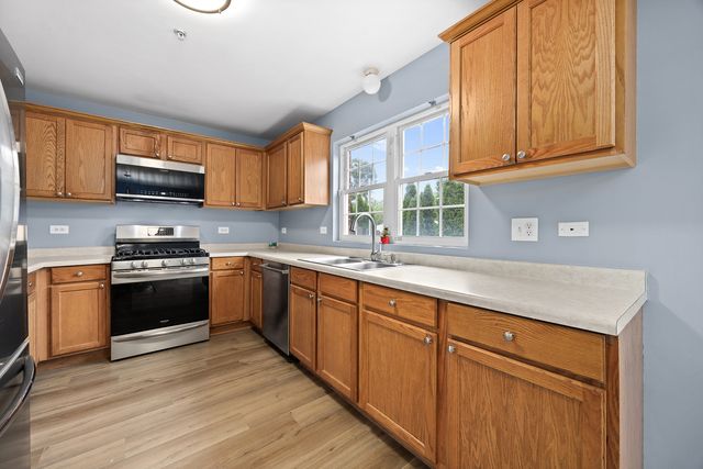 8902 Frontage Road, Justice, IL 60458