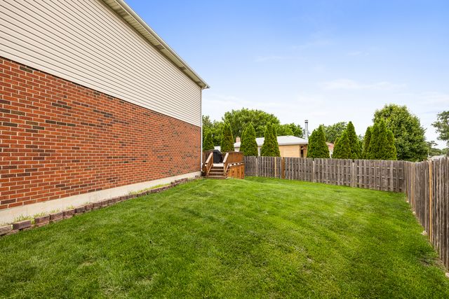 8902 Frontage Road, Justice, IL 60458