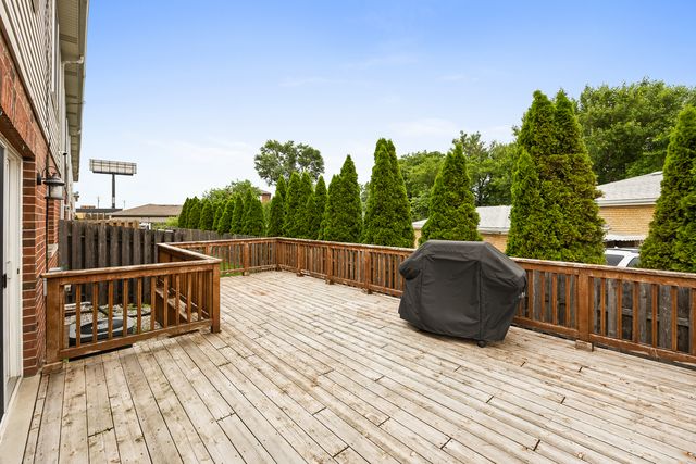 8902 Frontage Road, Justice, IL 60458