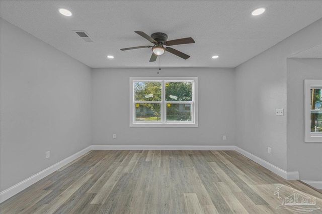 8 Mindoro Cir, Pensacola, FL 32507