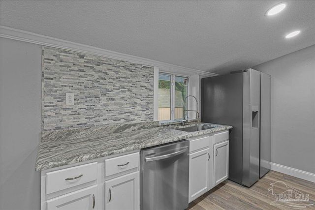 8 Mindoro Cir, Pensacola, FL 32507