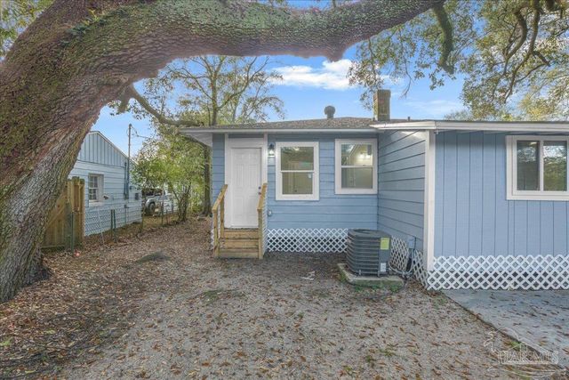 8 Mindoro Cir, Pensacola, FL 32507