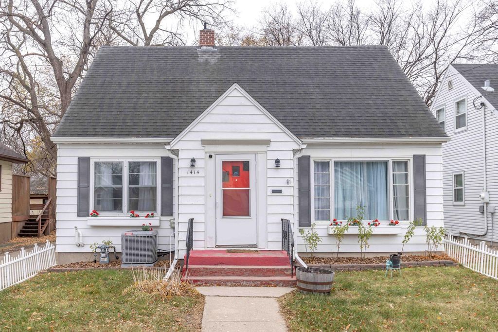 1414 10th Avenue S, Fargo, ND 58103