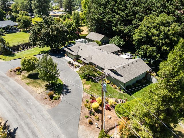 686 Towne Street, Grants Pass, OR 97527