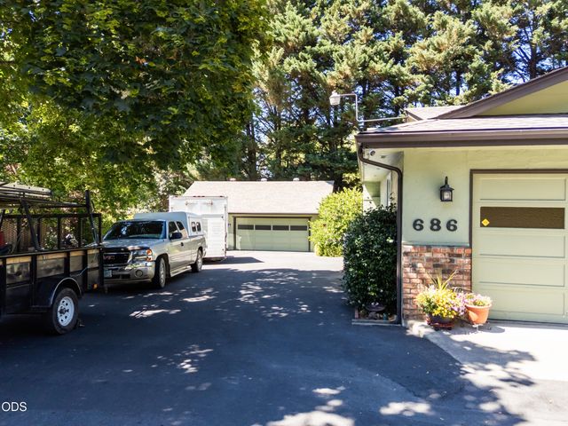 686 Towne Street, Grants Pass, OR 97527