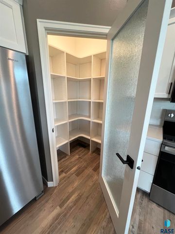 8105 W 24th St, Sioux Falls, SD 57106