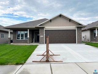 8105 W 24th St, Sioux Falls, SD 57106