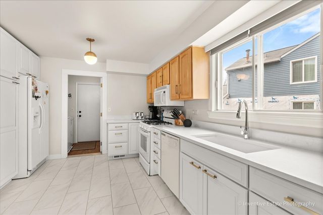 2404 Danbury Drive B1, Woodridge, IL 60517