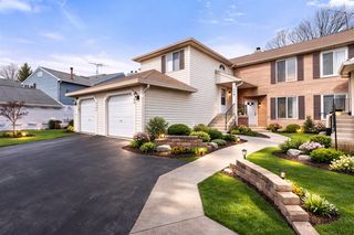 2404 Danbury Drive B1, Woodridge, IL 60517