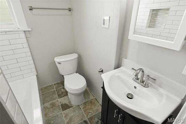 2230 Northbury Lane, St Louis, MO 63114