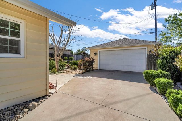 753 W Floradora Avenue, Fresno, CA 93728