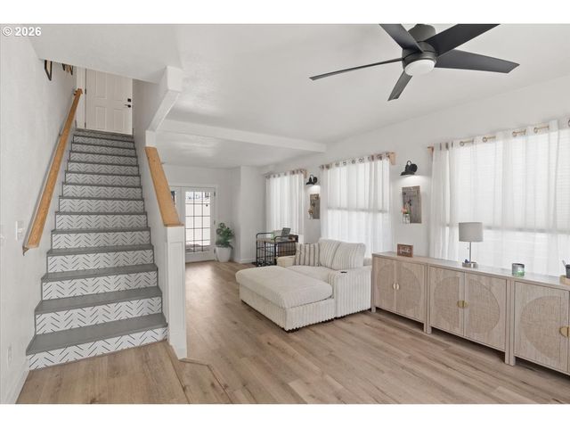 1039 N 4TH Ave, Stayton, OR 97383