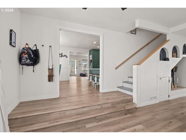 1039 N 4TH Ave, Stayton, OR 97383