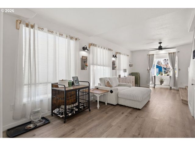 1039 N 4TH Ave, Stayton, OR 97383