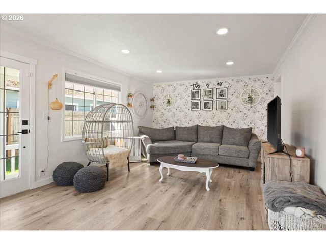 1039 N 4TH Ave, Stayton, OR 97383