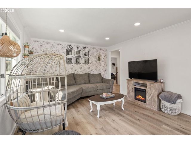 1039 N 4TH Ave, Stayton, OR 97383