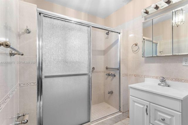 410 East Dr 2, North Miami Beach, FL 33162