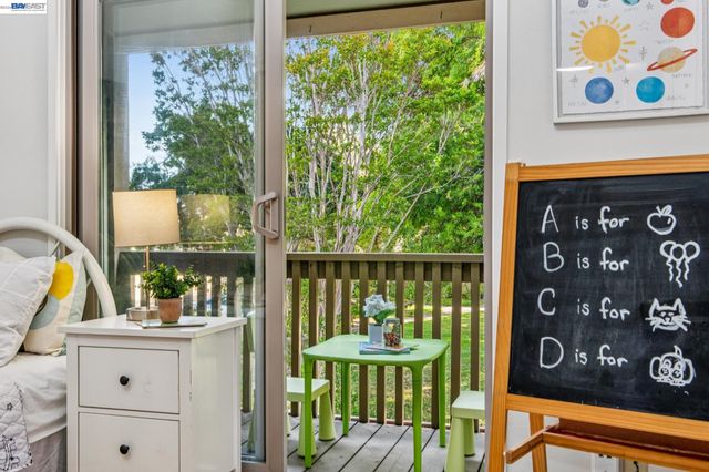 3227 Santa Cruz Ln, Alameda, CA 94502