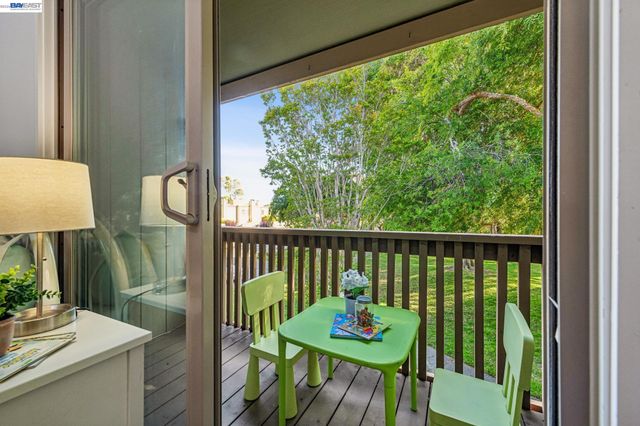 3227 Santa Cruz Ln, Alameda, CA 94502
