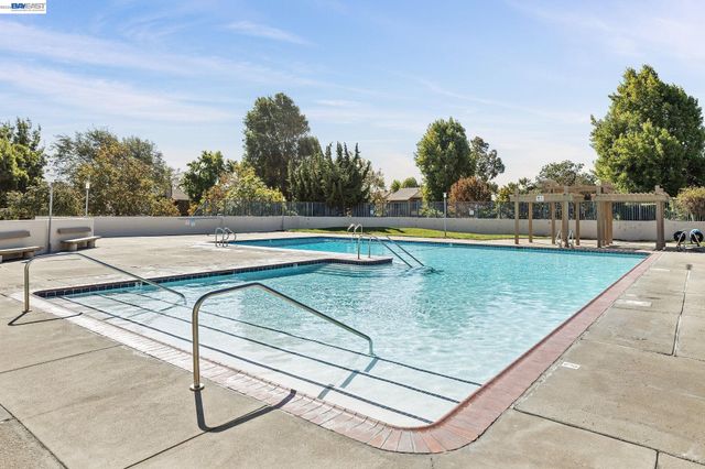3227 Santa Cruz Ln, Alameda, CA 94502