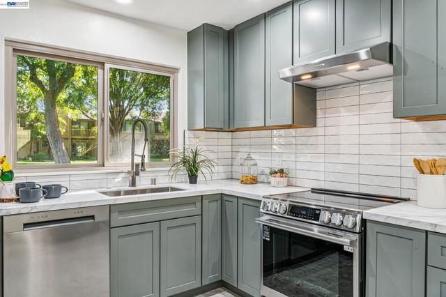 3227 Santa Cruz Ln, Alameda, CA 94502