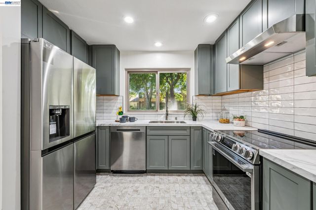 3227 Santa Cruz Ln, Alameda, CA 94502