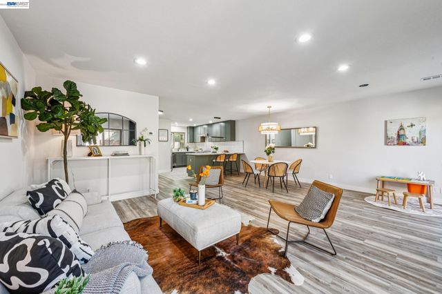 3227 Santa Cruz Ln, Alameda, CA 94502