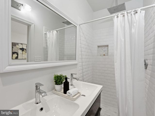 2111 4TH ST NE, Washington, DC 20002