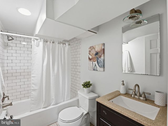 2111 4TH ST NE, Washington, DC 20002