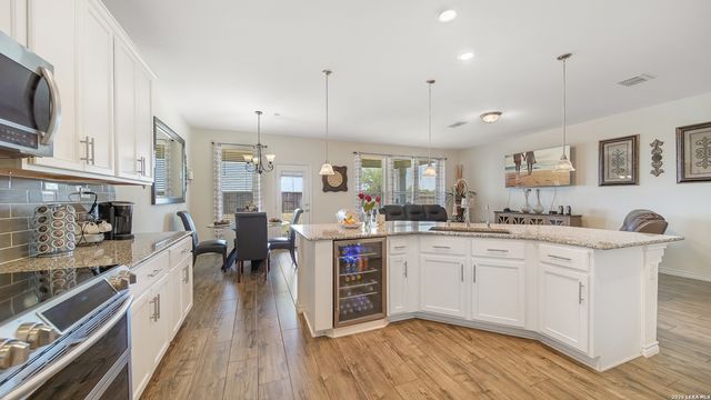 350 Colonial Blf, Universal City, TX 78148