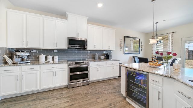 350 Colonial Blf, Universal City, TX 78148