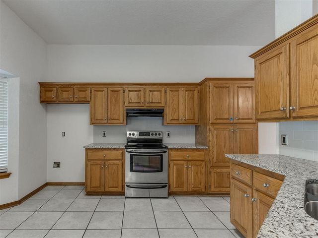 8213 Wilshire Ridge Drive, Oklahoma City, OK 73132