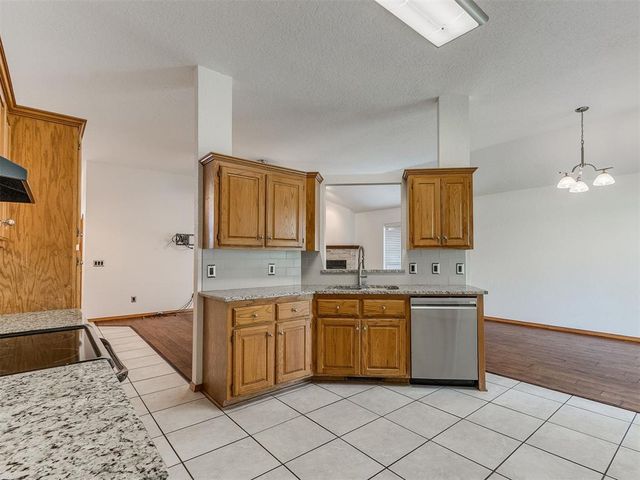 8213 Wilshire Ridge Drive, Oklahoma City, OK 73132