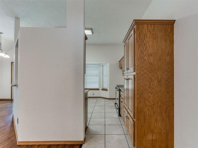 8213 Wilshire Ridge Drive, Oklahoma City, OK 73132