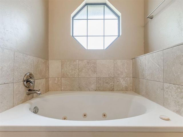 8213 Wilshire Ridge Drive, Oklahoma City, OK 73132
