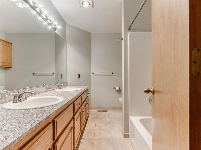 8213 Wilshire Ridge Drive, Oklahoma City, OK 73132