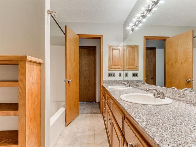 8213 Wilshire Ridge Drive, Oklahoma City, OK 73132