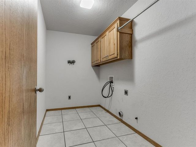 8213 Wilshire Ridge Drive, Oklahoma City, OK 73132