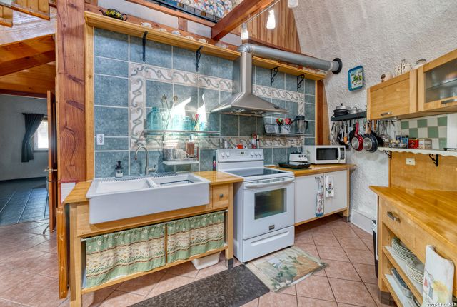 496 County Road 246, Hondo, TX 78861