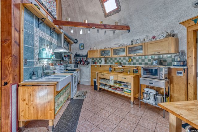 496 County Road 246, Hondo, TX 78861