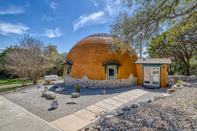 496 County Road 246, Hondo, TX 78861