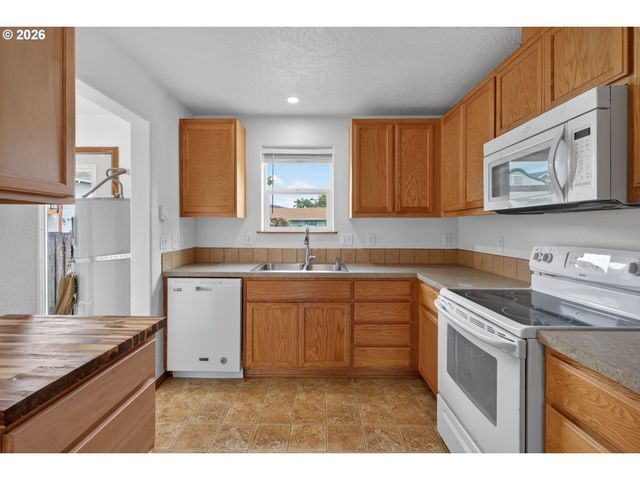 4854 A St, Springfield, OR 97478