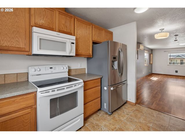 4854 A St, Springfield, OR 97478