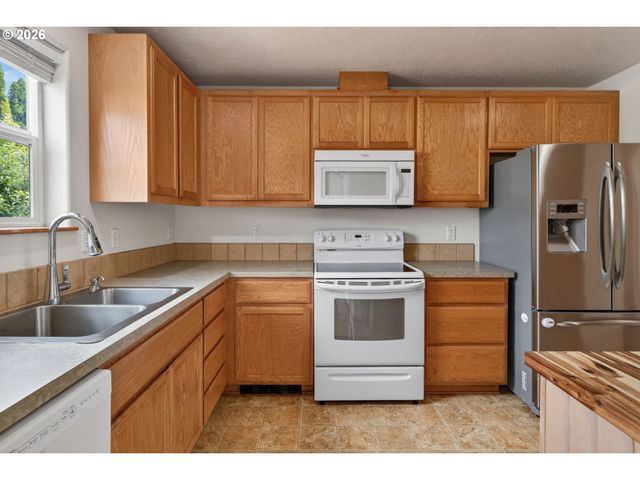 4854 A St, Springfield, OR 97478