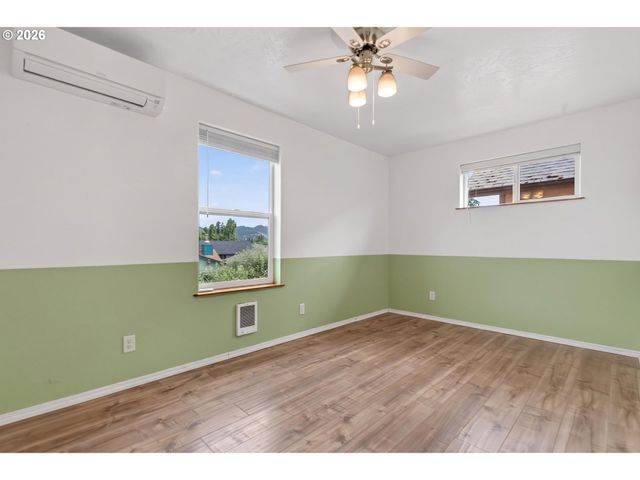 4854 A St, Springfield, OR 97478
