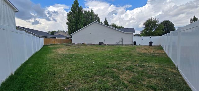 825 N Fox Ridge Rd, Medical Lake, WA 99022
